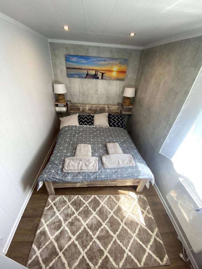 Вилла Tiny House Вельке-Карловице Экстерьер фото