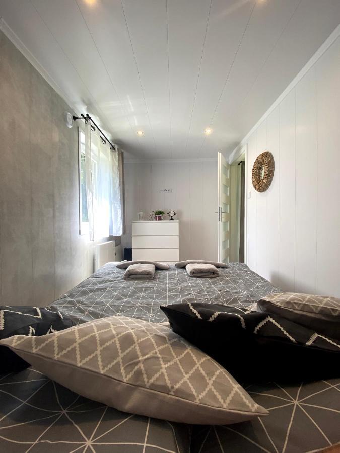 Вилла Tiny House Вельке-Карловице Экстерьер фото