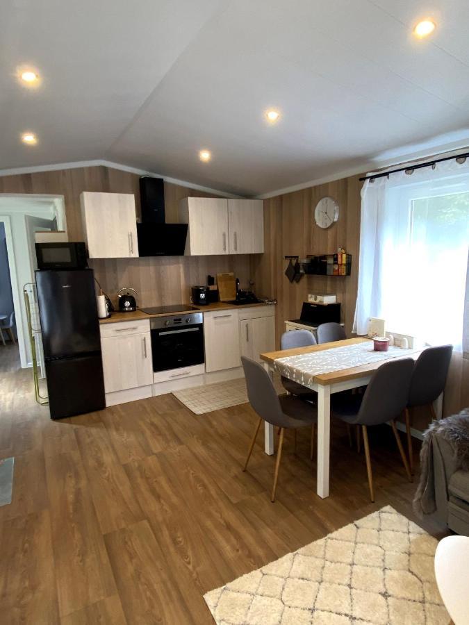 Вилла Tiny House Вельке-Карловице Экстерьер фото